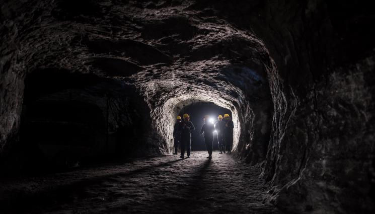 мина - СЛЕД СРУТВАНЕ: Седем работници останаха блокирани в мина