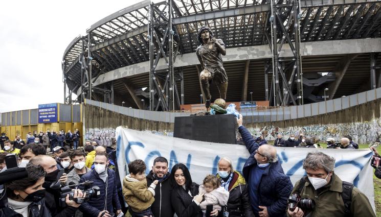 Диего Марадона Аржентина Неапол - Вдигат статуя на левия крак на Марадона в един от най-бедните квартали на Неапол