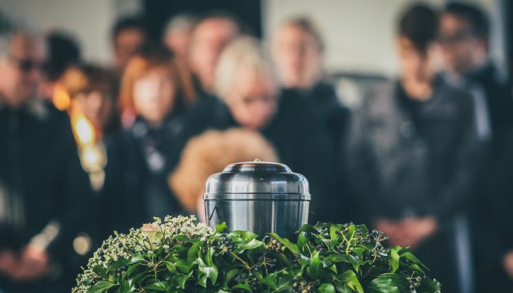 погребение - Безсмъртна традиция с белезници накрая - погребални агенти продават праха на кремирана блогърка за призрачен брак