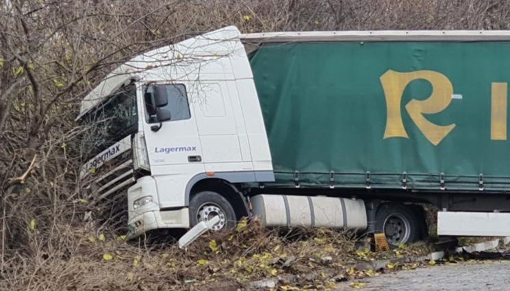 катастрофа - КОШМАР НА МАГИСТРАЛА „ТРАКИЯ“: Камион излетя от аутобана и се обърна в канавка (СНИМКА)