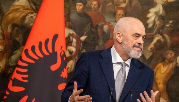 Еди Рама - Еди Рама заглуши цяла медийна група съдебно решение!