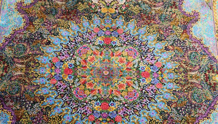 Уикенд - УИКЕНД: Килимът носи послание от Изток