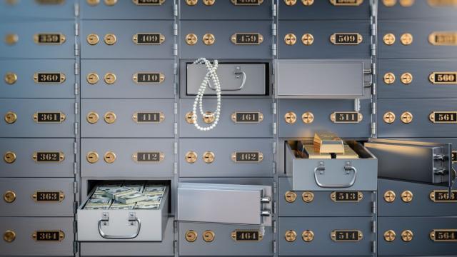 Разкриха какво се крие в сейфа на кралица Елизабет II
