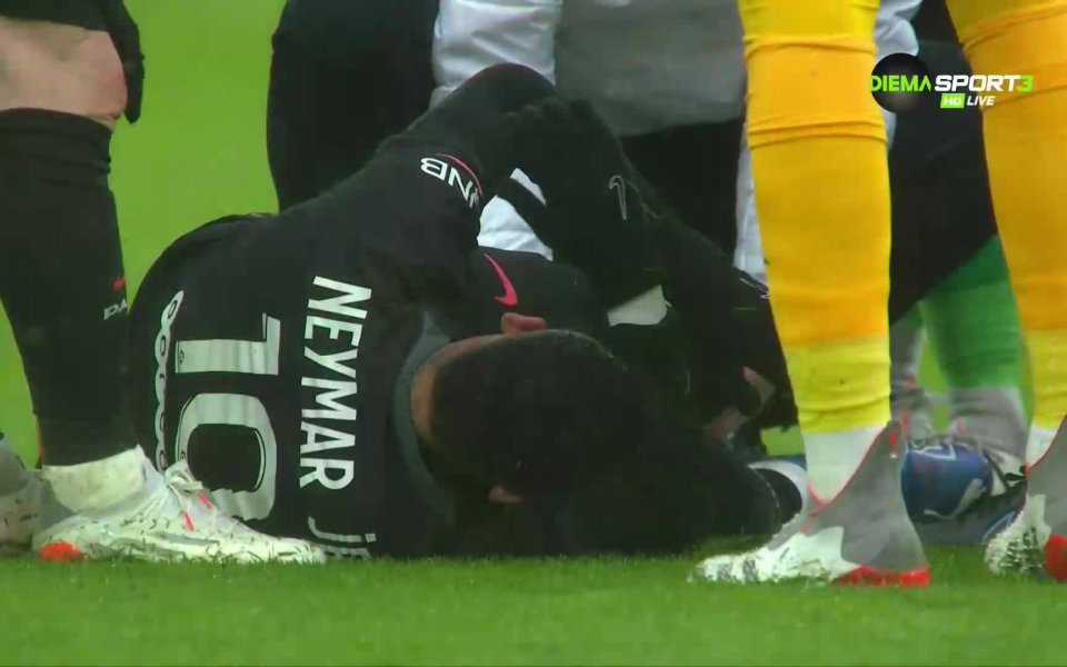 Ужасяваща контузия в 84-ата минута получи Неймар и дълго се