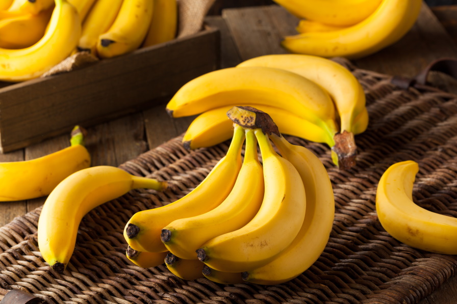 <p><strong>4. Помага за отслабване</strong><br />
Изборът на храна по време на диета е истинско предизвикателство, но бананите определено могат да се включат. Те са сладки и могат да задоволят апетита ви, когато ви се хапва сладкиш. Освен това, този плод е богат на сложни въглехидрати, които се разграждат бавно в организма, а това спира покачването на нивото на захарта в кръвта, т.е. организмът ви произвежда по-малки количества инсулин и отслабвате по-бързо.&nbsp;</p>