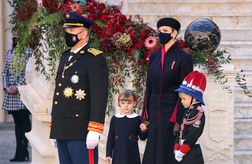 На владетеля на Монако му се налага да се грижи сам за децата след внезапното изчезване на съпругата му принцеса Шарлийн от публичния живот. Това е последната обща снима на четиримата, която е от края на 2020 година