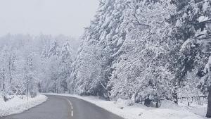 Сняг продължава да вали на старопланинските проходи Шипка и Хаинбоаз