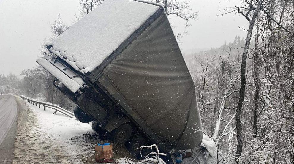 Zaradi prometne nesreče tovornjaka je oviran promet na cesti Vidim–Dimovo