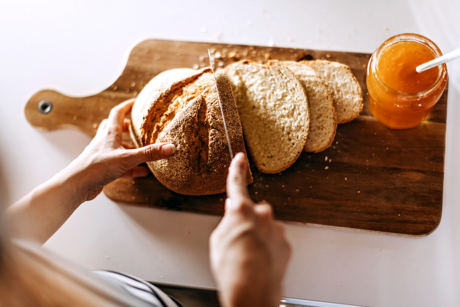 <p><strong>9. Хляб</strong><br />
Хлябът с изтекъл срок на годност може да се яде, стига да не расте никаква плесен. Датата, която се вижда на опаковката, се отнася до съхранението му на стайна температура и е възможно значително да удължите срока му на годност като просто го поставите в хладилник. В крайна сметка, най-добрият френски тост се прави именно от хляб на два три дни.</p>