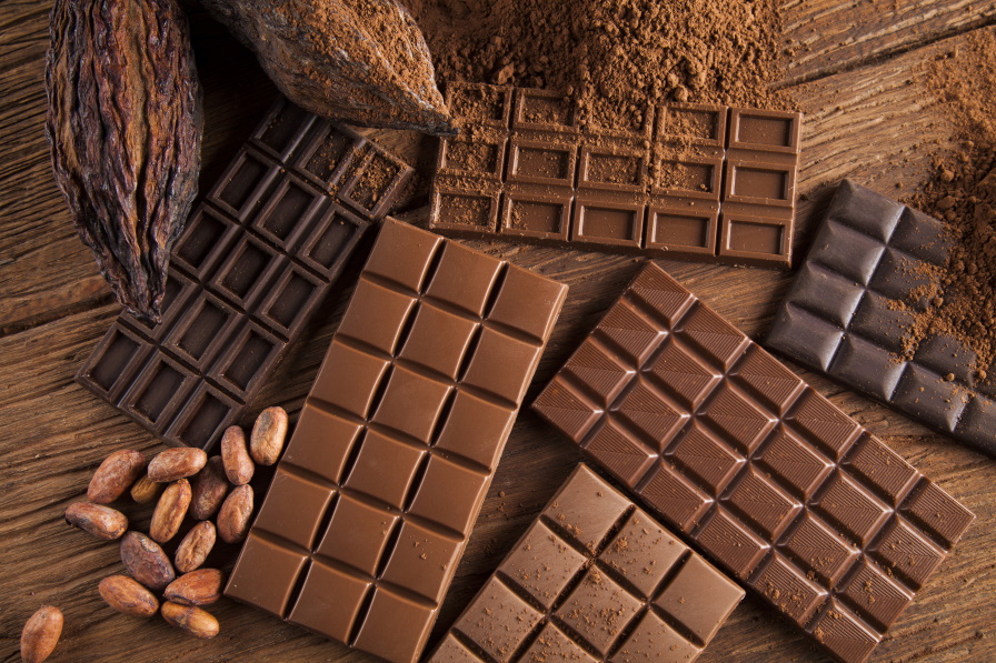 <p>Черният шоколад е богат на минерали, като калий, цинк и селен, а 100 грама от него осигуряват 67% от препоръчителния дневен прием на желязо.</p>