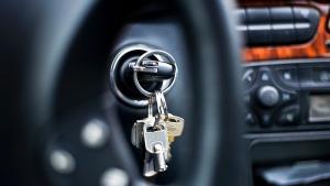 Непълнолетни са задържани с откраднат автомобил в Златица стъобщиха от