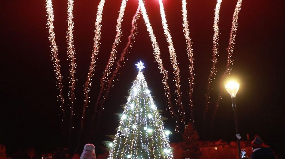 Коледна София: 13-метрова елха грейна в хиляди светлини (ГАЛЕРИЯ)