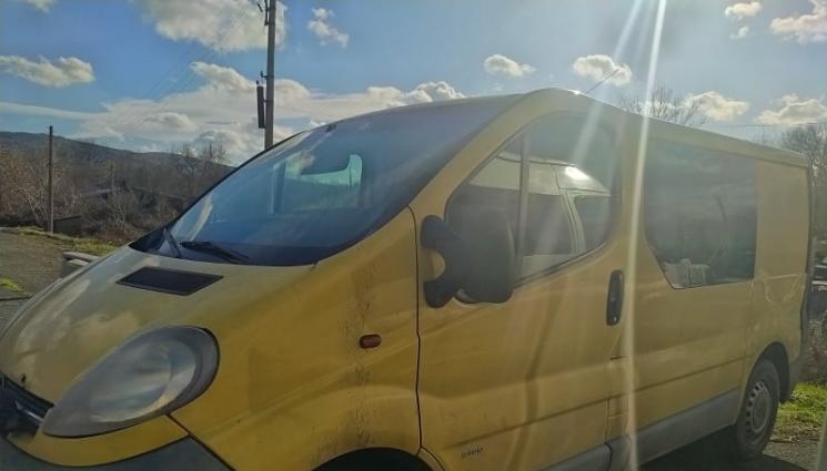 микробус мигранти - След полицейска гонка: Заловиха бус с мигранти в Бургас