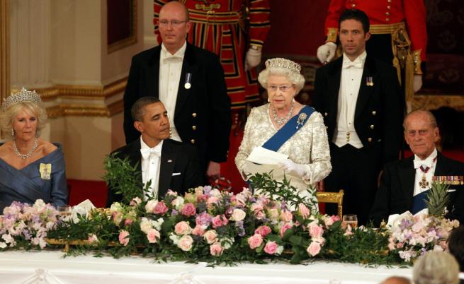 Кралица Елизабет II помолила президента на САЩ Барак Обама да си тръгне от банкет в Бъкингамския дворец