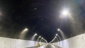 Движението в тунела Топли дол на автомагистрала Хемус в тръбата