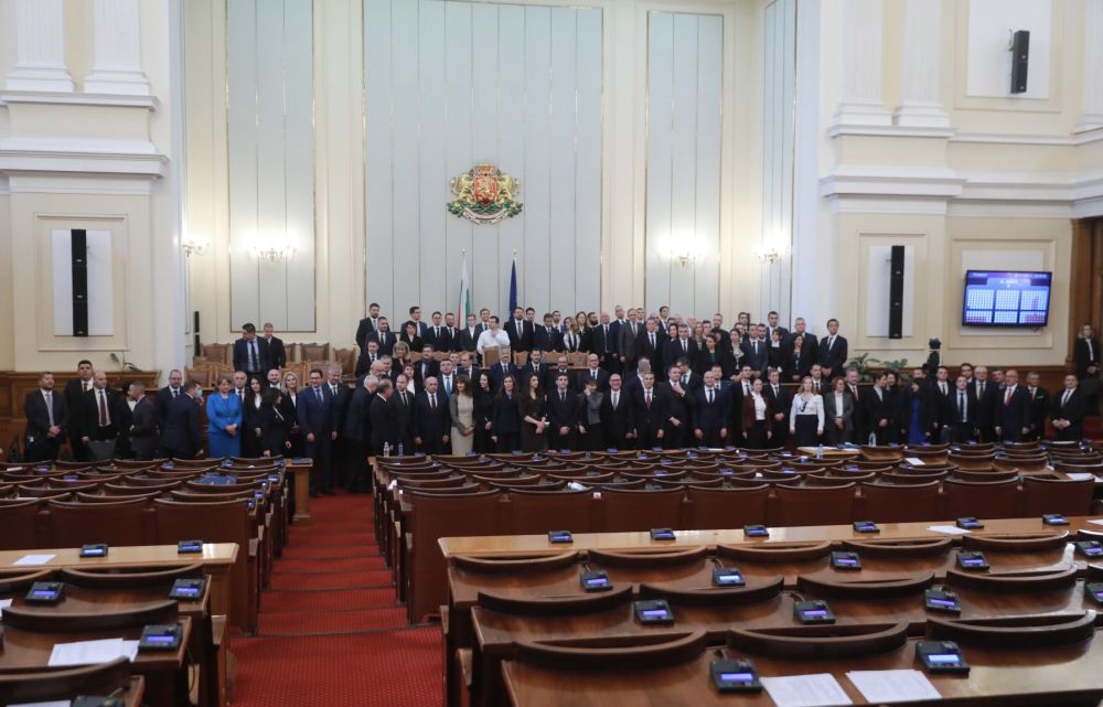 По традиция депутатите си направиха и обща снимка, в която запечатаха първия работен ден на 47-ото Народно събрание