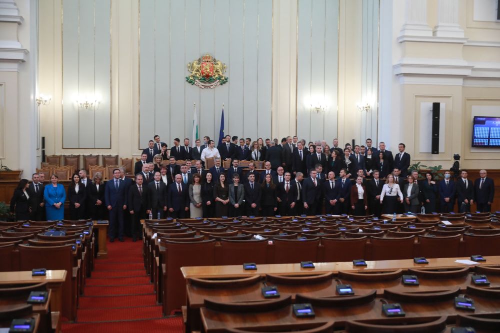 По традиция депутатите си направиха и обща снимка, в която запечатаха първия работен ден на 47-ото Народно събрание