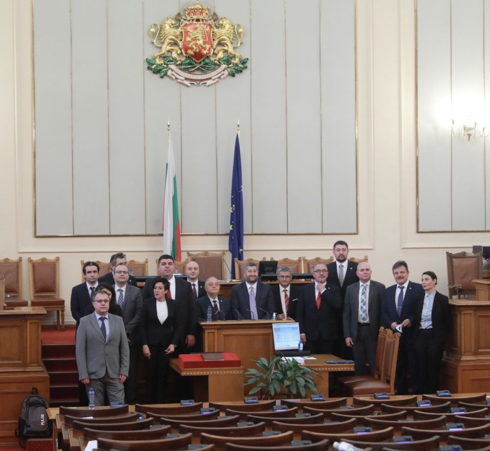 По традиция депутатите си направиха и обща снимка, в която запечатаха първия работен ден на 47-ото Народно събрание