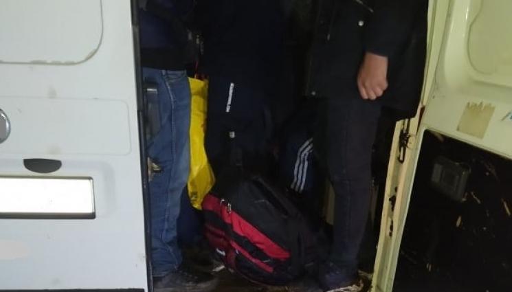 микробус мигранти - След 2 месеца разследване: Закопчаха петима каналджии и 33-ма мигранти край границата