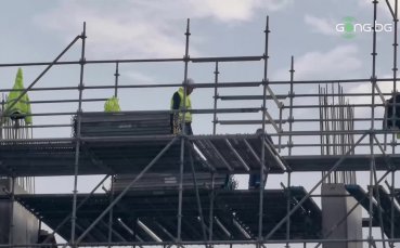Работници и строители продължават работата си по доизграждането на стадиона