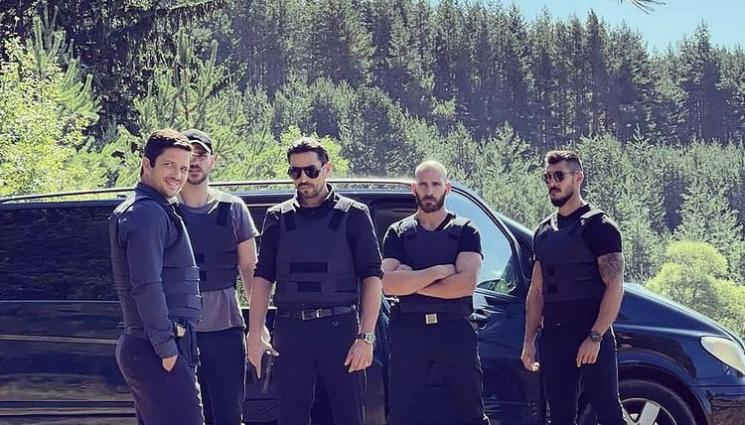 братя - Мафиотите от Братя пропяха, свирят на пиано и китара