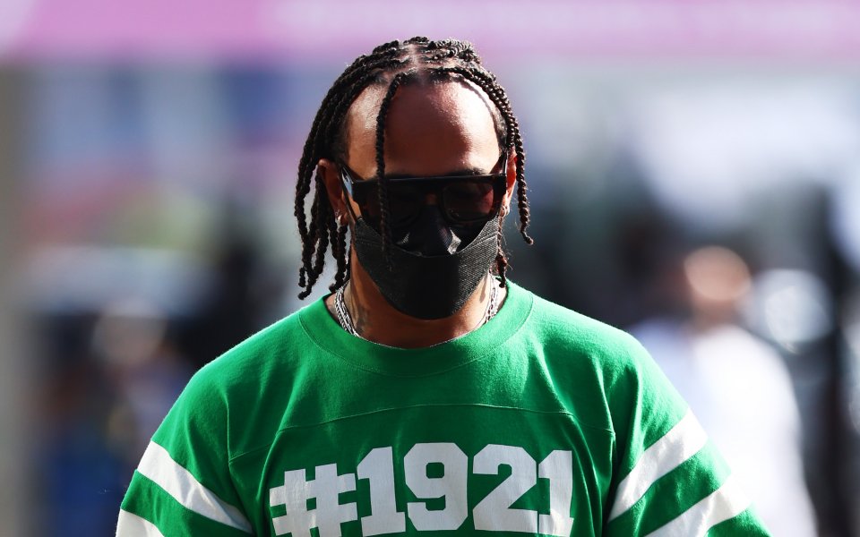 Люис Хамилтън оглави класирането и във втората петъчна тренировка през