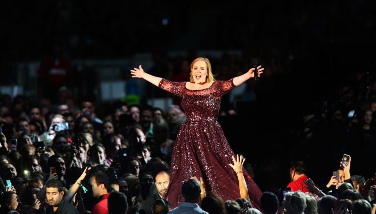 Адел - Адел се яви без грим, уплаши мнозина и се остави да гримират само половината й лице (СНИМКА+ВИДЕО)