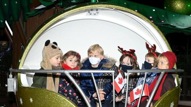 Коледният дух завладя близнаците принц Жак и принцеса Габриела (СНИМКИ)