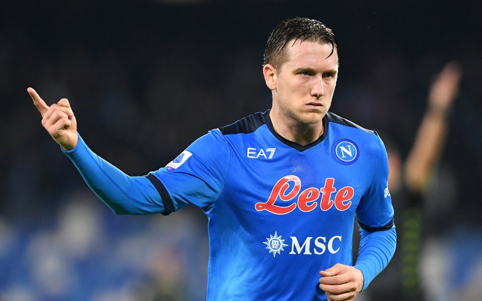 Полузащитникът на Наполи Пьотр Желински бе сменен заради проблем с