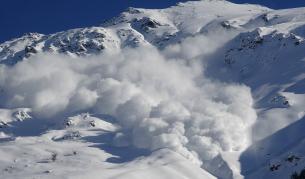 Загинал и ранени в лавина в Италия