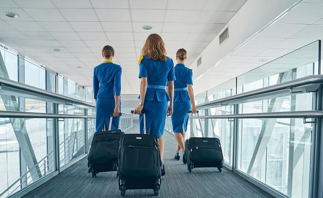 Сексистка мярка: Авиокомпания изисква от стюардесите определено тегло