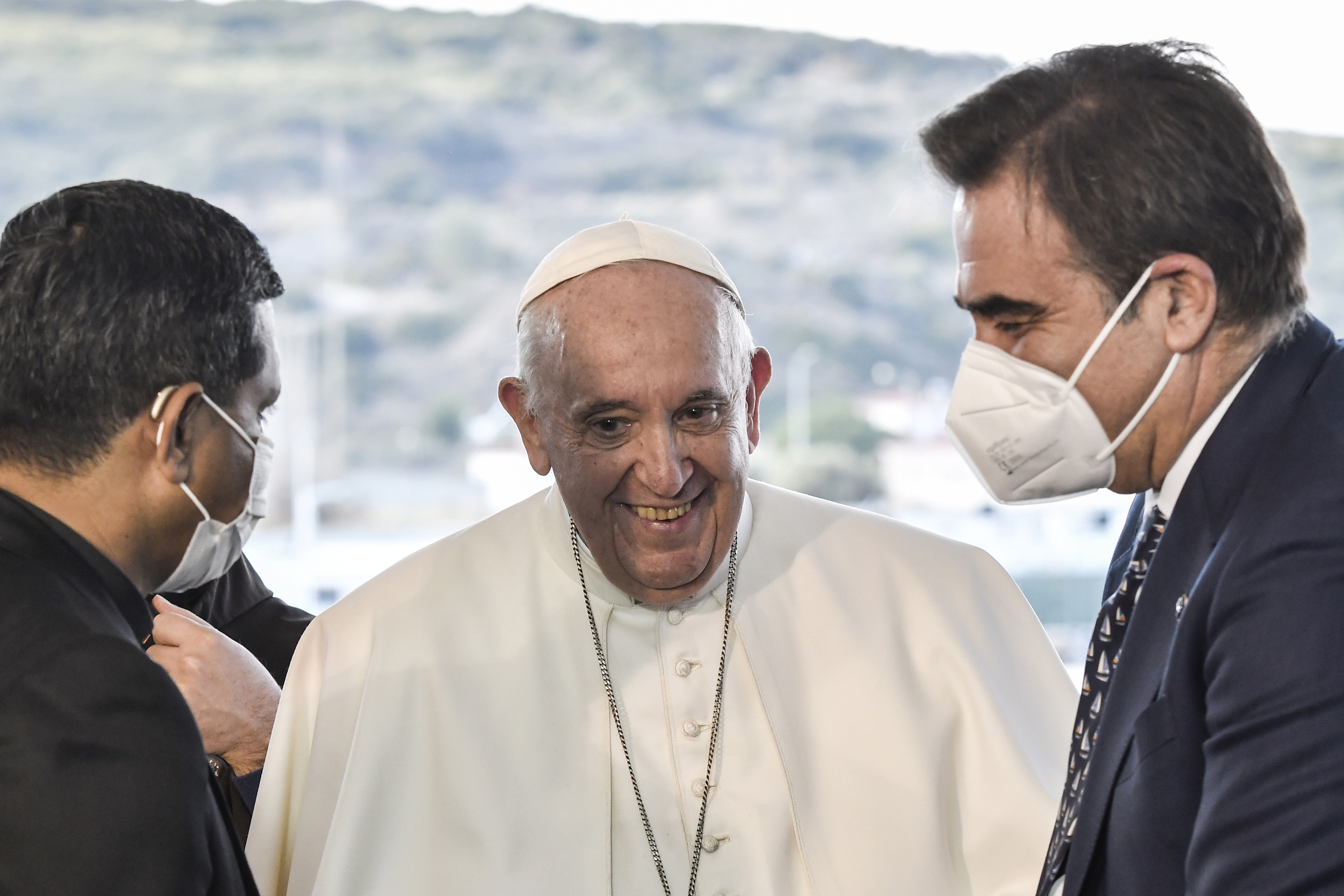 <p>Папа Франциск се срещна с бежанци от лагера на о. Лесбос</p>