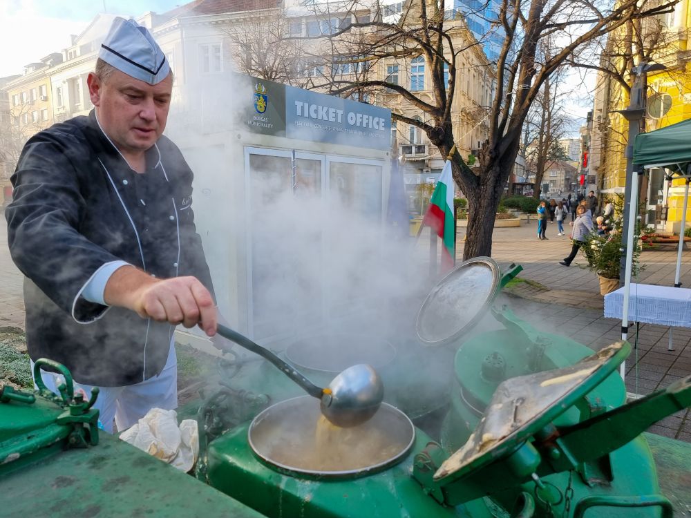 Рибена чорба раздадоха и в Бургас