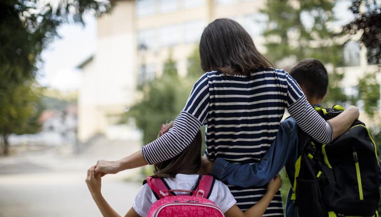 Деца - Млади необразовани родители излагат наследниците си на мизерия