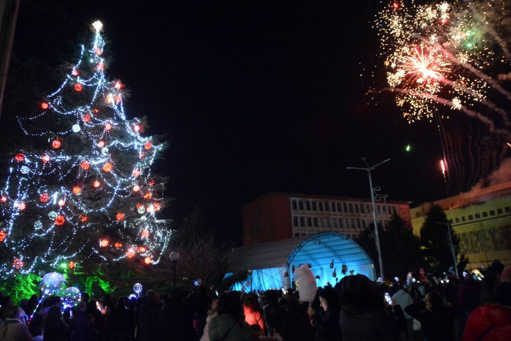 В Димитровград запалиха светлините на коледното дърво 
