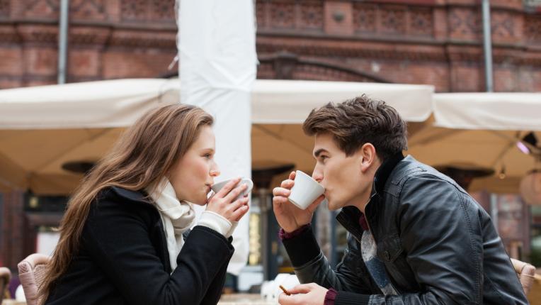  10 въпроса, с които да „ разчупите леда “ на първа среща 