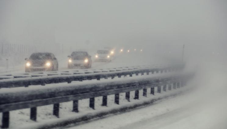 сняг - ЗИМНИ НЕВОЛИ: Цистерна блокира прохода Петрохан! (СНИМКИ)