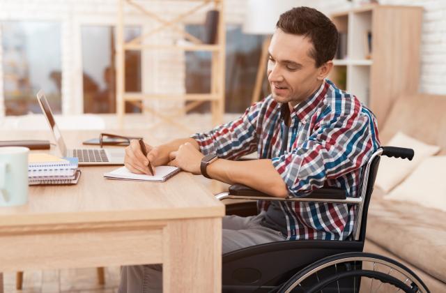 Снимка: Как фирми да получат пари за работно място на човек с увреждане