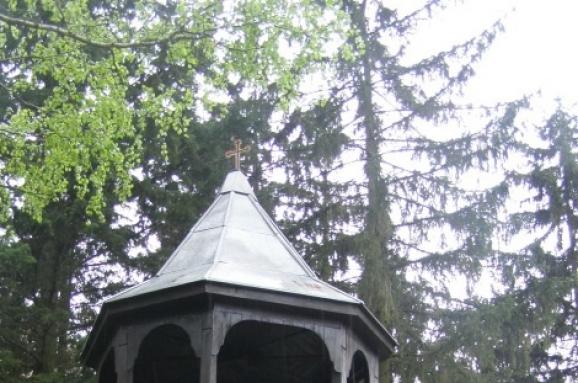  Манастирът има уникална камбанария, под която е направена чешма с лековита вода.
