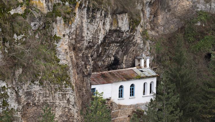 вяра - ВЯРА: Сръбски крал се моли в Разбоишкия манастир