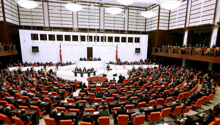 парламент - Бой в турския парламент заради бюджета (ВИДЕО)