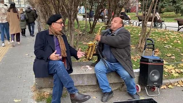 Уличният музикант, свирил за Анди Гарсия: Звезда е, а седна на цимента и ме гушна (ВИДЕО)