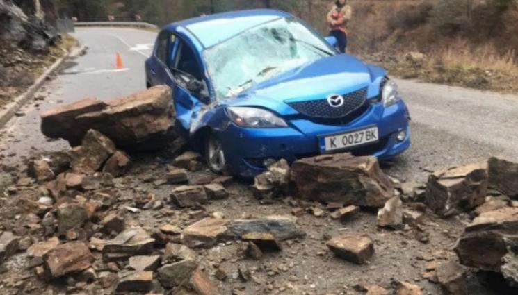 свлачище - КАМЪНИТЕ ПАДАТ: Скали се стовариха върху бременна шофьорка