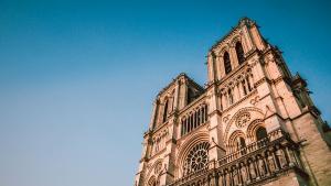 Голямата камбана на катедралата Нотр Дам в Париж прокънтя днес