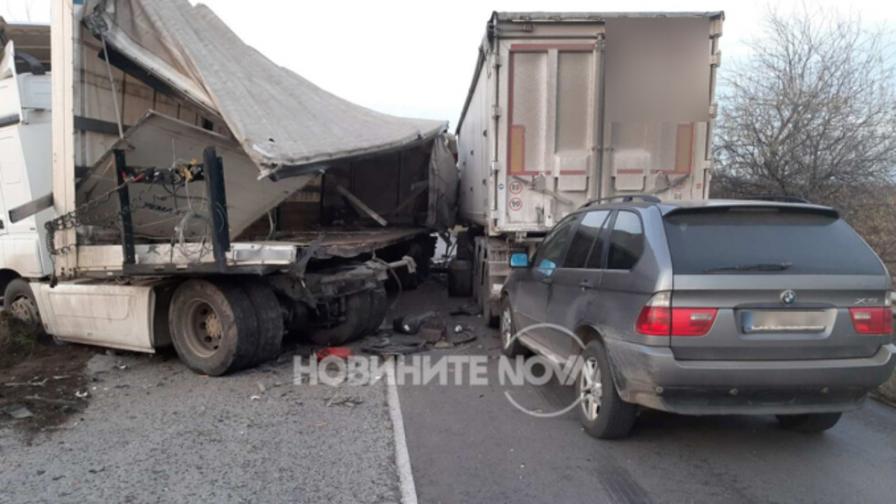 Катастрофа с два ТИР-а и кола на пътя Русе-Велико Търново, има пострадал