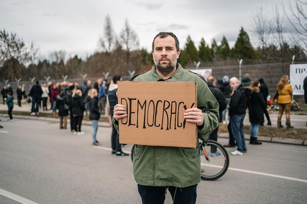 България слиза с четири места в класацията Индекс на демокрацията