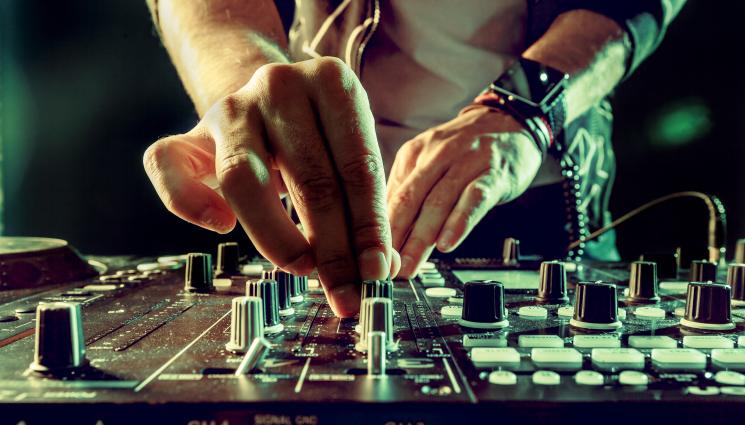 диджей - Диджей свалял фенки, преспивал с тях и тайно ги снимал за пълнеж на порносайт