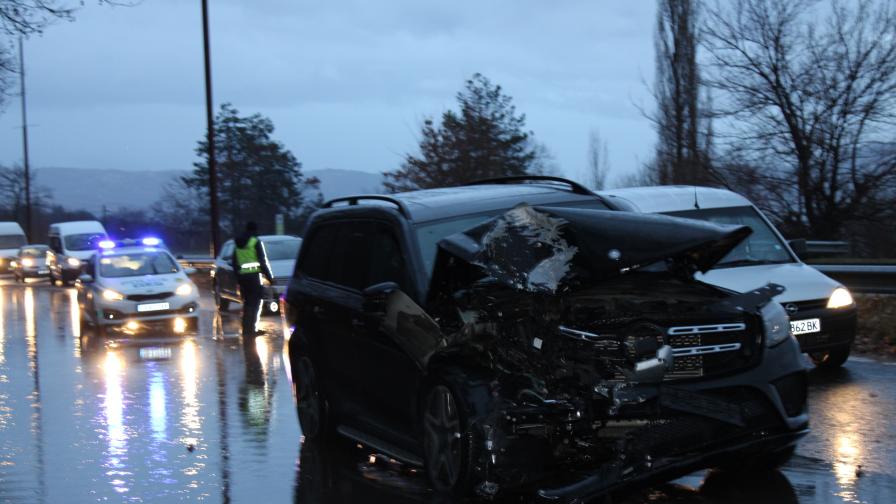 Катастрофа с три коли в локва на Е-79 на изхода на Благоевград