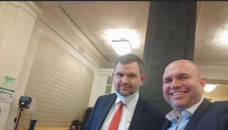Владислав Панев - Панев хвърли оставка след селфито с Делян Пеевски