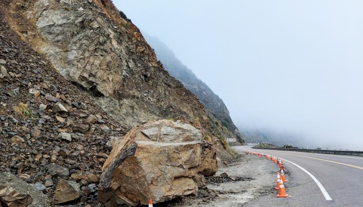 свлачище - ИЗВЪНРЕДНО: Свлачище затвори пътя за Перник